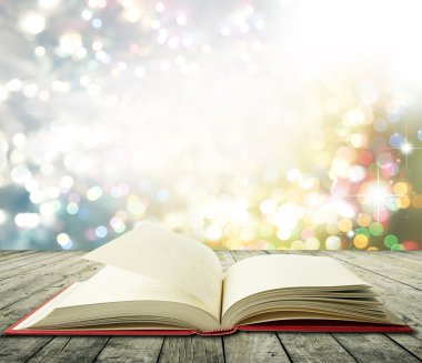 Açık kitap ve ışıklar