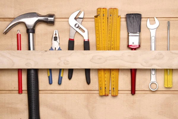 Werkzeuge auf Holz — Stockfoto
