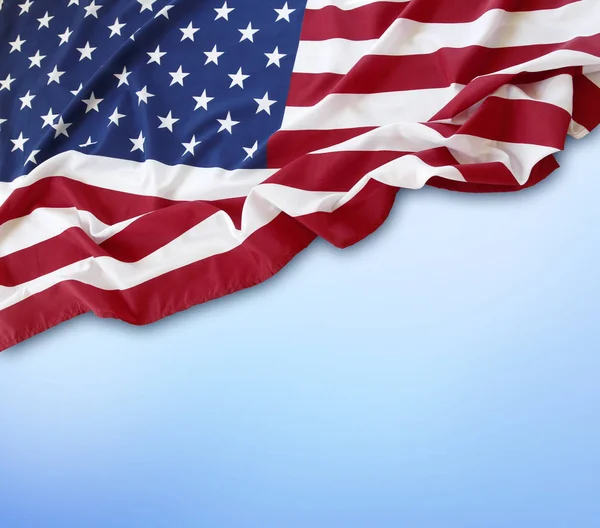 Американский флаг на голубом — стоковое фото