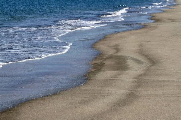 Песок и вода — стоковое фото