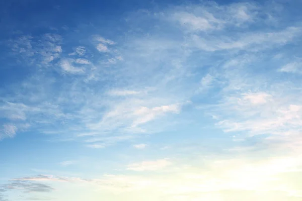 Nubes en el cielo azul — Foto de Stock