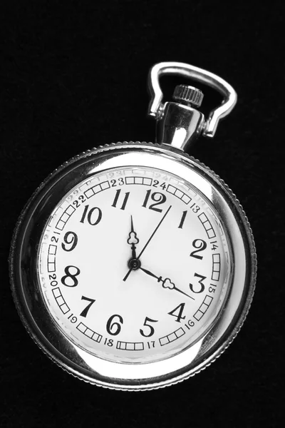 Кишеньковий годинник на чорному — стокове фото
