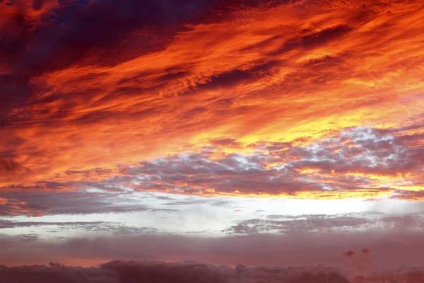Σύννεφα ουρανό του καλοκαιριού — Φωτογραφία Αρχείου
