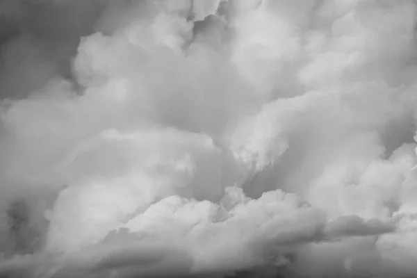 Grå moln i himlen — Stockfoto