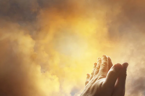 Praying hands in sky — Stock Photo, Image