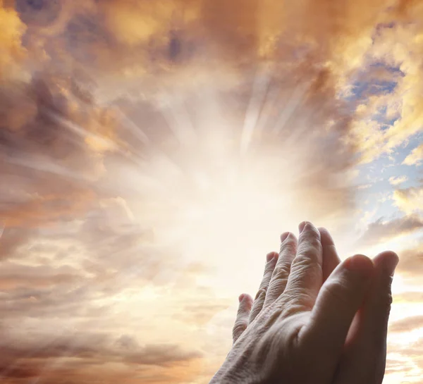 Mãos de oração no céu — Fotografia de Stock
