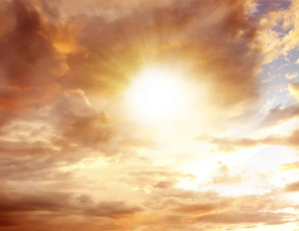 Яркое летнее небо — стоковое фото