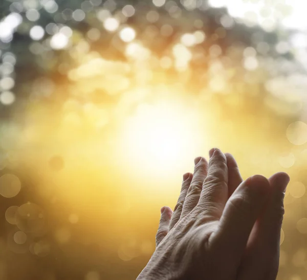 Les mains de prière dans le ciel — Photo