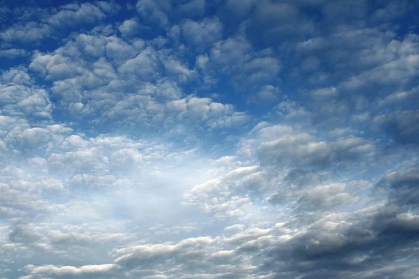 Pluizige wolken hemel — Stockfoto