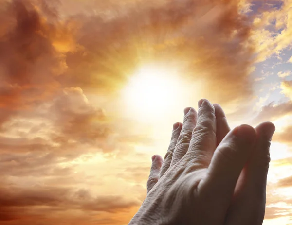 Προσευχή τα χέρια στον ουρανό — Φωτογραφία Αρχείου