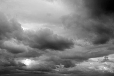 Gri bulutlar gökyüzünde