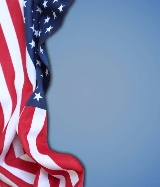 Amerikanska flaggan på blå — Stockfoto