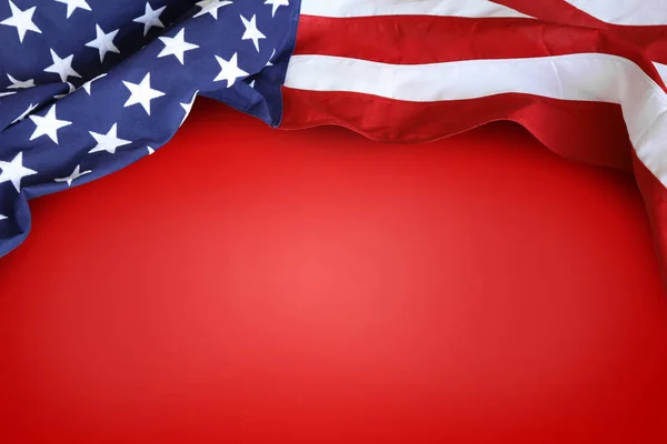 Американский флаг на красном — стоковое фото