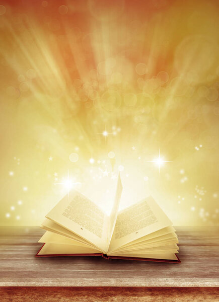 Книга на столе
