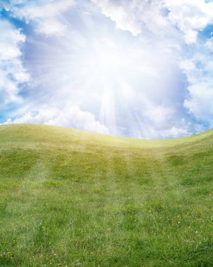 Çayır ve parlak gökyüzü