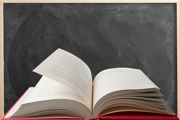 Boek en schoolbord — Stockfoto