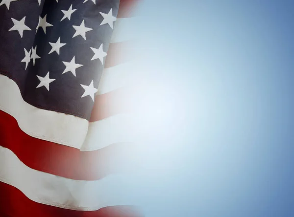 Americká vlajka na modré — Stock fotografie