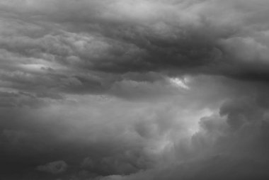 Gri fırtına bulutları