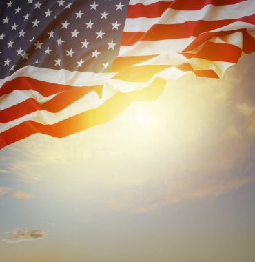 bayrak ve gökyüzü