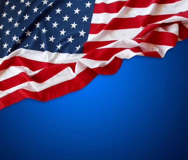 Americká vlajka na modré — Stock fotografie