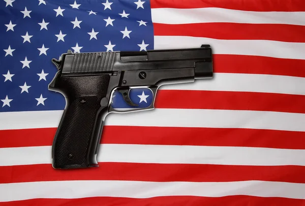 Pistola e bandiera USA — Foto Stock