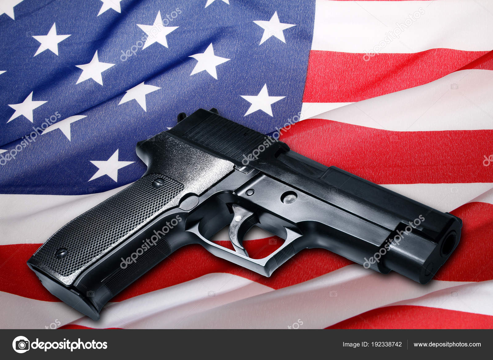 Pistolet sur drapeau américain image libre de droit par stillfx