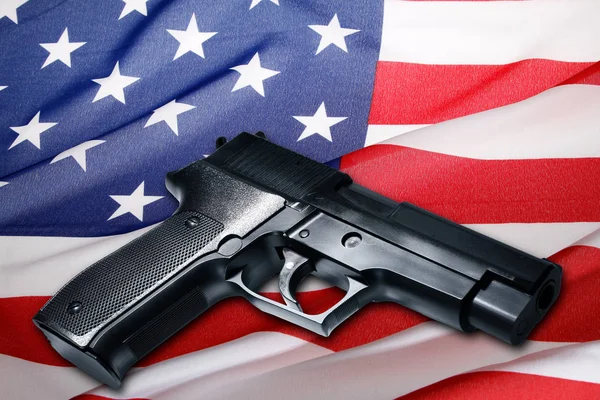 Pistola sulla bandiera USA — Foto Stock