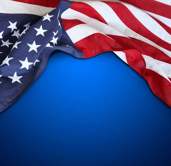Американский флаг на голубом — стоковое фото