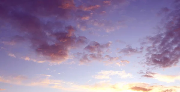 Wolken in de zomer hemel — Stockfoto