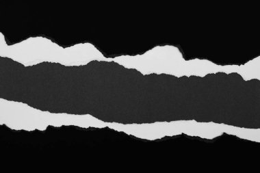 Gri üzerine yırtık kağıt