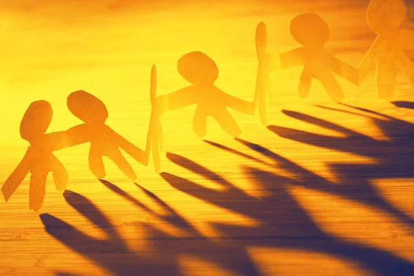 Equipo de cadena de papel cogido de la mano — Foto de Stock