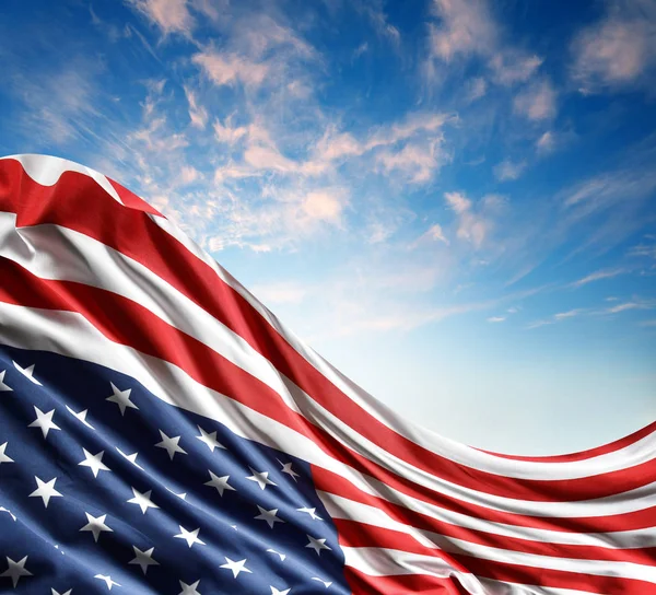 Amerikansk flag i himlen - Stock-foto