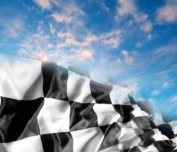 Flaga w szachownicę i niebo — Zdjęcie stockowe