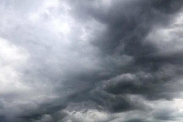 Graue Gewitterwolken — Stockfoto