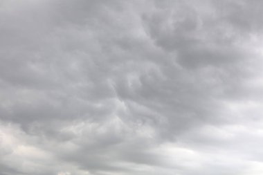 Gri fırtına bulutları