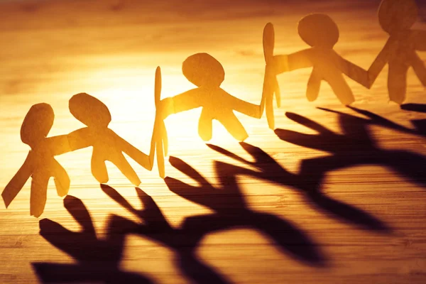 Equipo de cadena de papel cogido de la mano — Foto de Stock