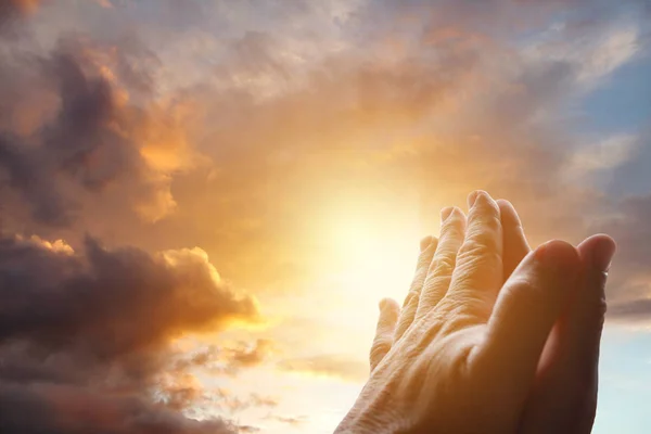 Mãos de oração no céu — Fotografia de Stock