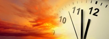 Parlak gökyüzündeki saat yüzlü. Zaman geçiyor.