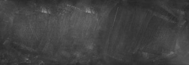 Tahta arka planda tebeşir temizlendi