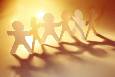 Kağıt zincir takımı el ele tutuşuyor. Takım çalışması. Ortaklık