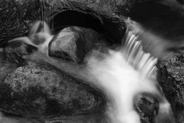 Cachoeira Sobre Pedras Preto Branco — Fotografia de Stock