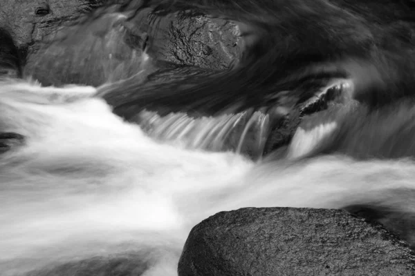 Водоспад Над Камінням Чорно Білий — стокове фото