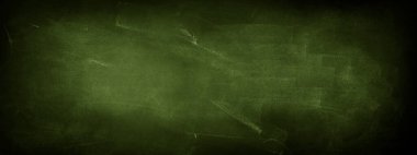 Yeşil karatahta arkaplanındaki tebeşir temizlendi