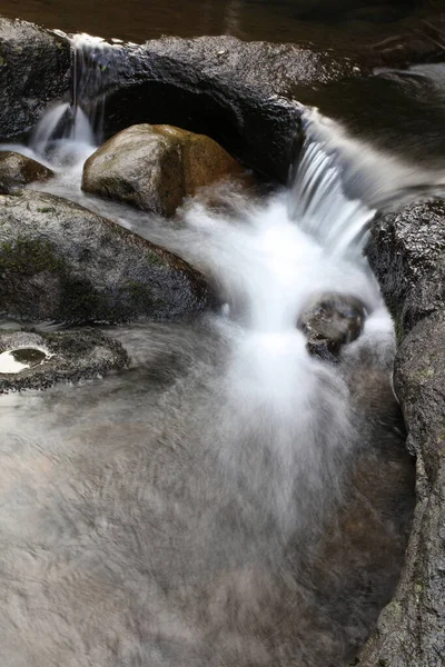 Vodopád Přes Skály Vertica — Stock fotografie