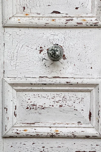 Gros Plan Peinture Blanche Écaillée Sur Vieille Porte — Photo