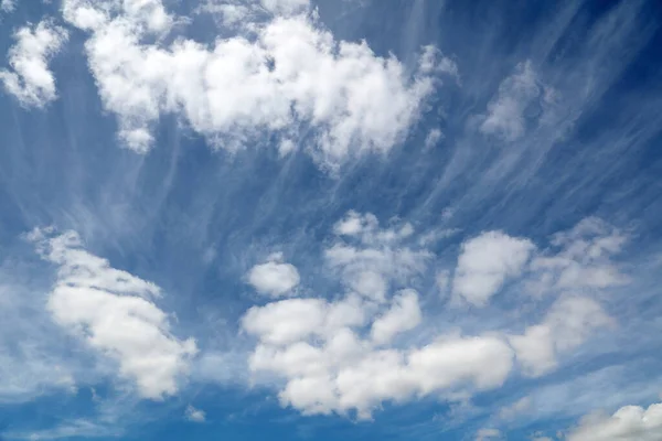 Nubes Blancas Esponjosas Cielo Azul —  Fotos de Stock