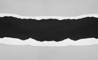 Siyah arkaplan üzerine yırtılmış kağıt