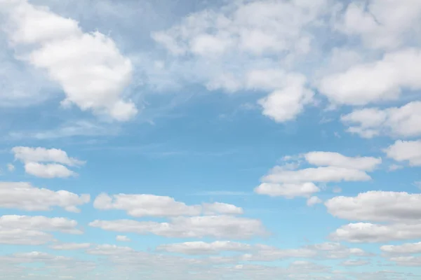 Пухнасті Білі Хмари Блакитному Небі — стокове фото