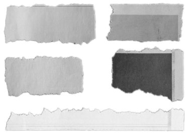 Düz arkaplanda beş parça yırtık kağıt 