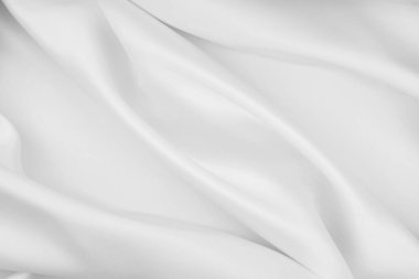 Dalgalanan beyaz ipek kumaş çizgilerinin yakınlaştırılması